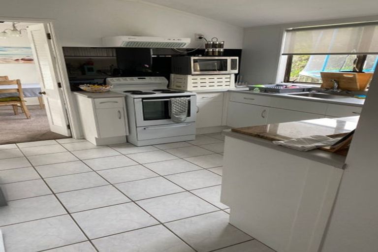 Photo of property in 17 Jillteresa Crescent, Half Moon Bay, Auckland, 2012