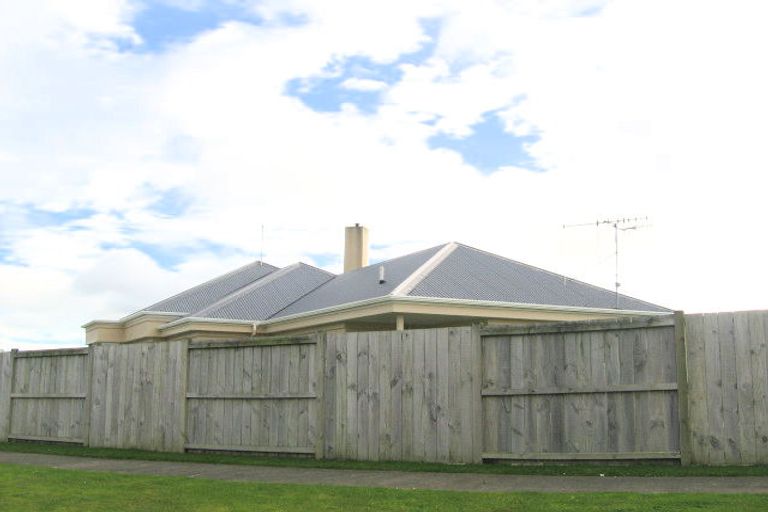 Photo of property in 1 Sycamore Crescent, Fitzherbert, Palmerston North, 4410