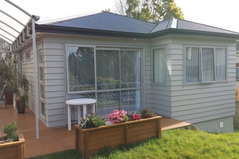Photo of property in 17a Knightsbridge Drive, Forrest Hill, Auckland, 0620