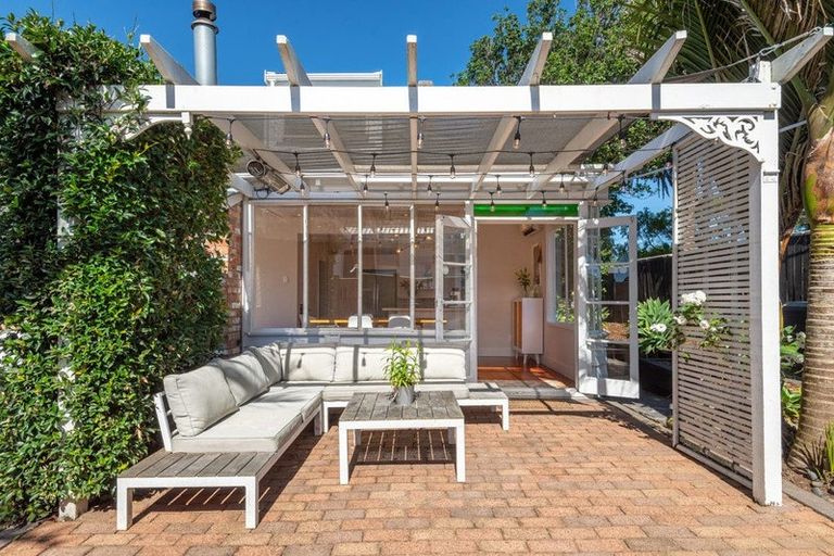 Photo of property in 1/157 Glenfield Road, Hillcrest, Auckland, 0626