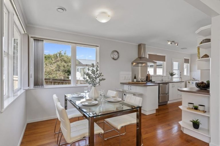 Photo of property in 17 Thomas Avenue, Te Atatu Peninsula, Auckland, 0610