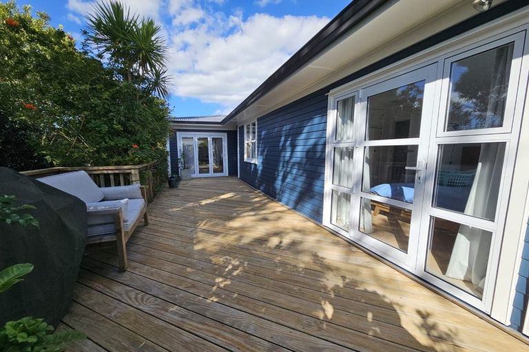 Photo of property in 5 Bayside Avenue, Te Atatu Peninsula, Auckland, 0610