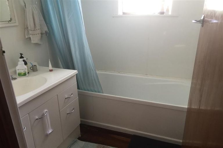 Photo of property in 6 Stephen Avenue, Henderson, Auckland, 0610