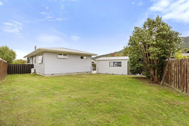 Photo of property in 18 Omaha Grove, Totara Park, Upper Hutt, 5018