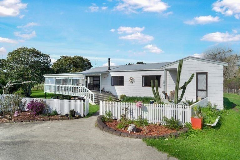Photo of property in 182 Boord Crescent, Kumeu, 0891