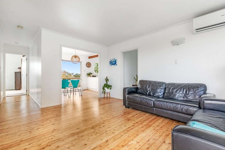 Photo of property in 121 Vipond Road, Stanmore Bay, Whangaparaoa, 0932