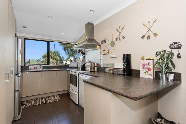 Photo of property in 2 Rosehill Place, Nawton, Hamilton, 3200