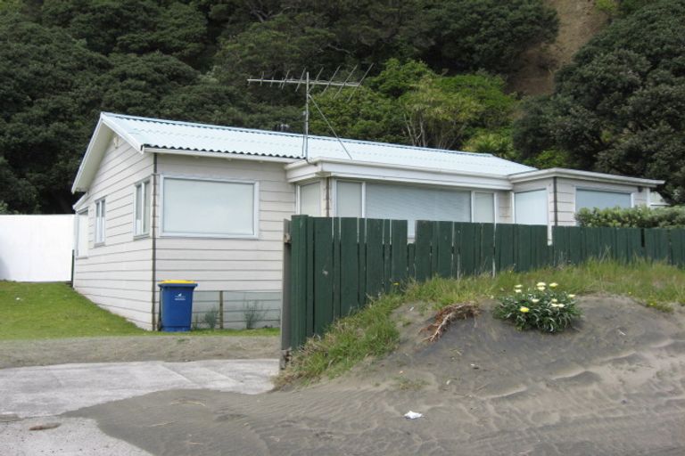 Photo of property in 3 Marine Parade South, Piha, 0772