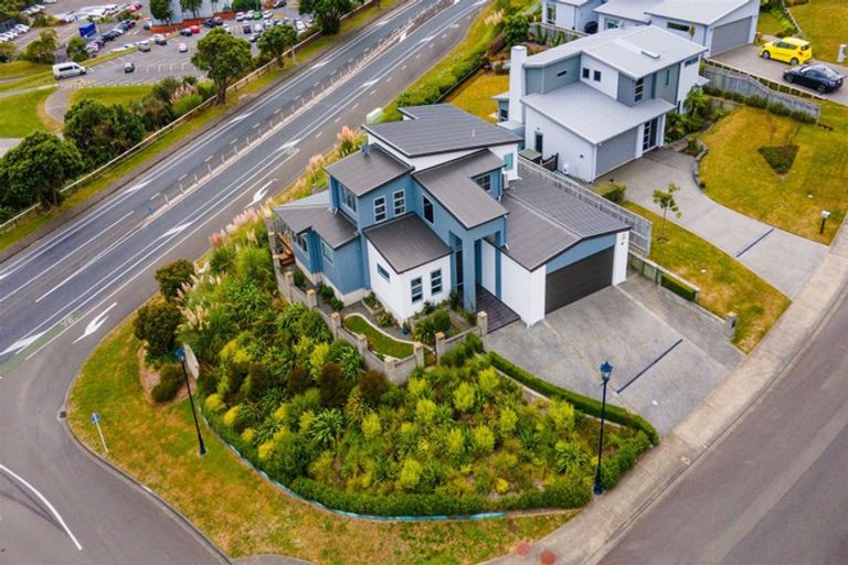Photo of property in 1 Hollyford Place, Aotea, Porirua, 5024