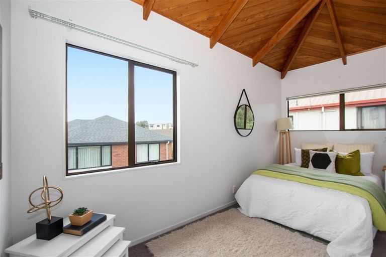 Photo of property in 1/6 Glucina Avenue, West Harbour, Auckland, 0618