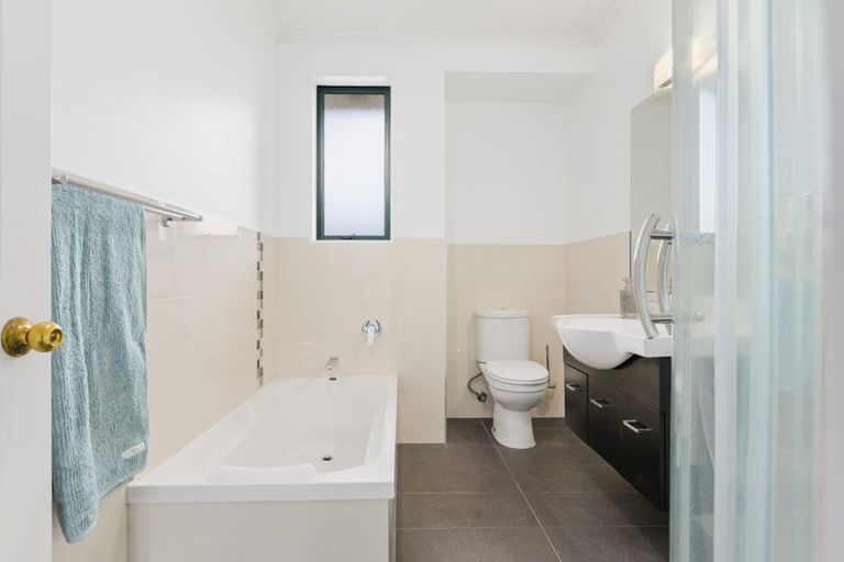 Photo of property in 19 Waiwherowhero Drive, St Andrews, Hamilton, 3200