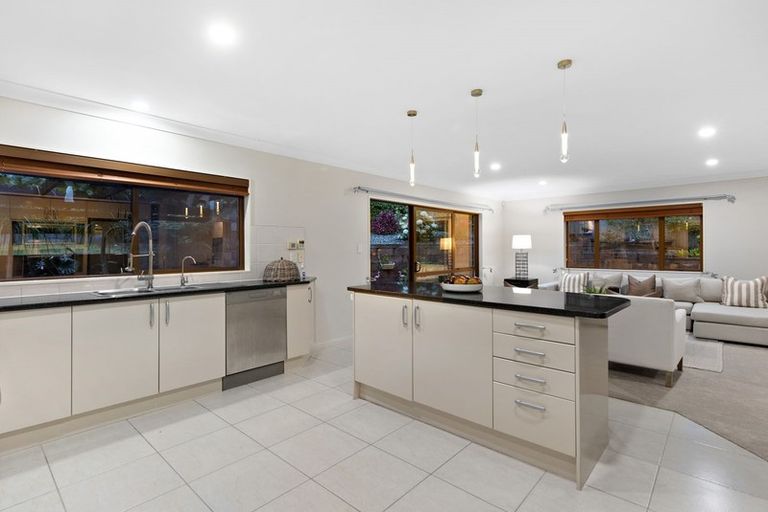 Photo of property in 4 Bejoy Rise, East Tamaki Heights, Auckland, 2016