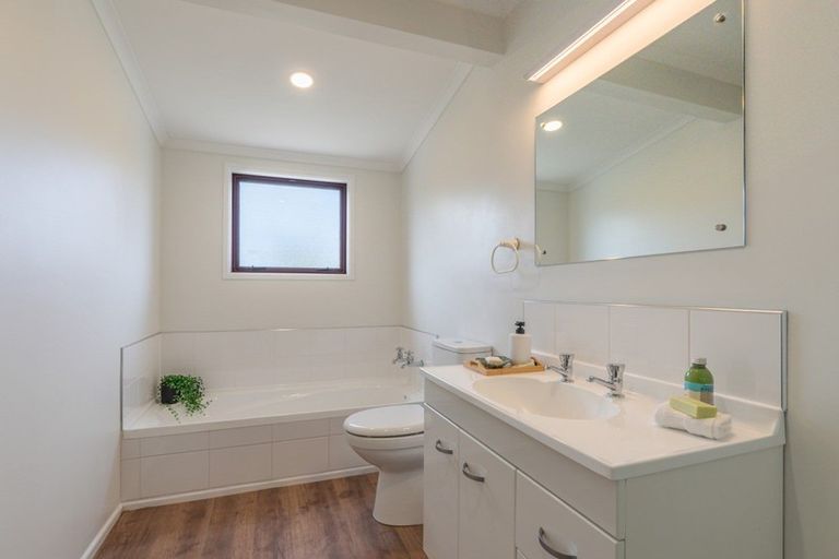 Photo of property in 72 Rutherford Drive, Waikanae Beach, Waikanae, 5036