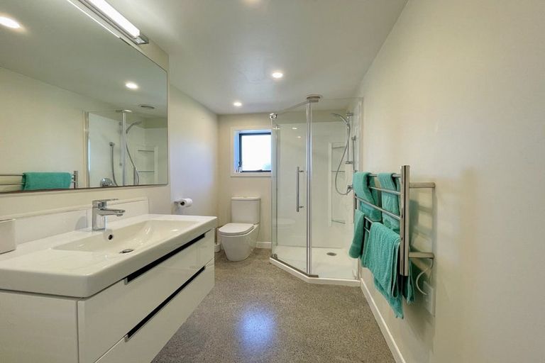 Photo of property in 2/5 Howard Road, Northcote, Auckland, 0627