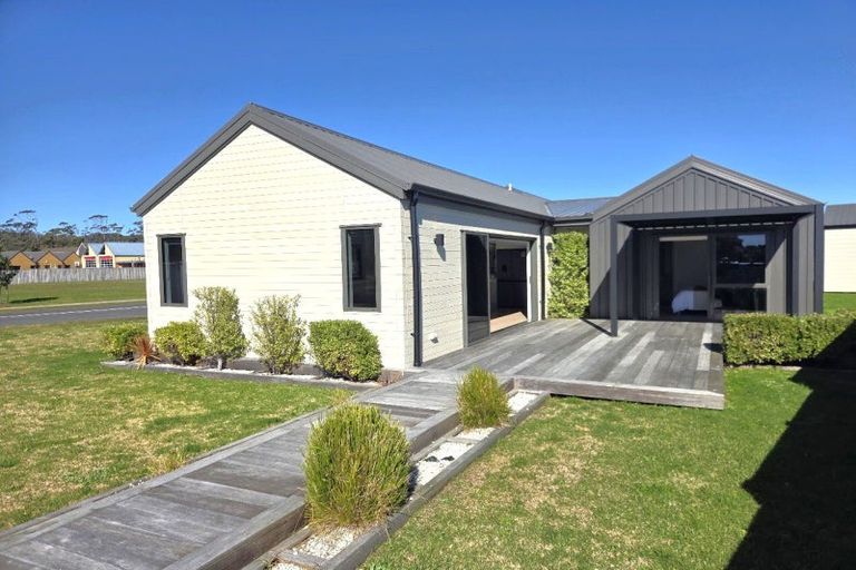 Photo of property in 2 Motutere Drive, Matarangi, 3592