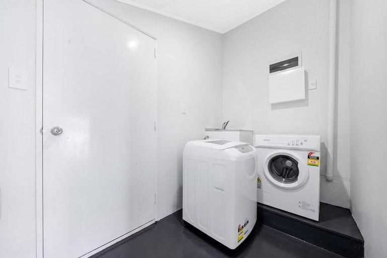 Photo of property in 1/2 Kennington Drive, Clendon Park, Auckland, 2103