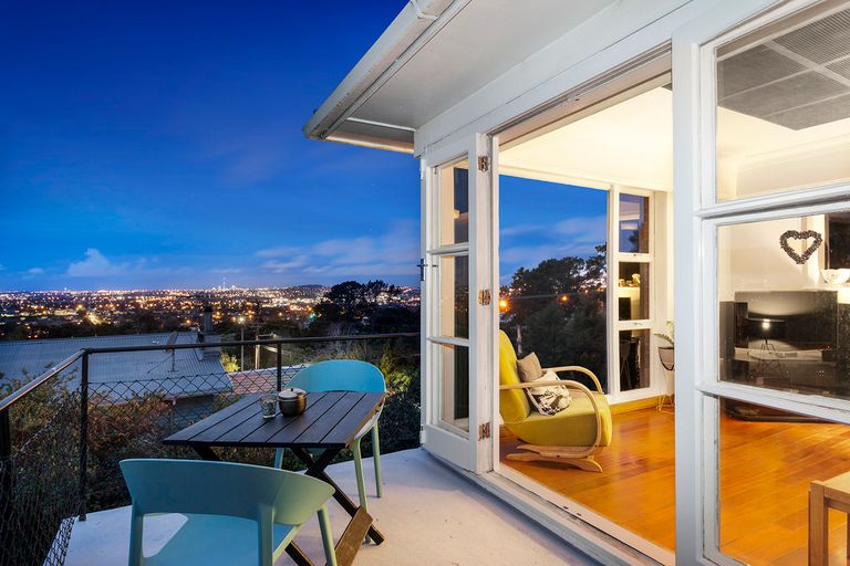 Photo of property in 8 Fairmount Road, Titirangi, Auckland, 0604