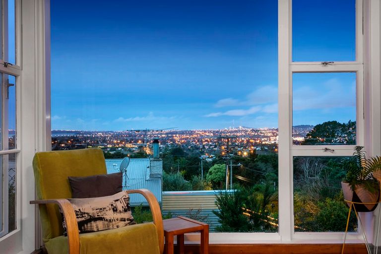 Photo of property in 8 Fairmount Road, Titirangi, Auckland, 0604