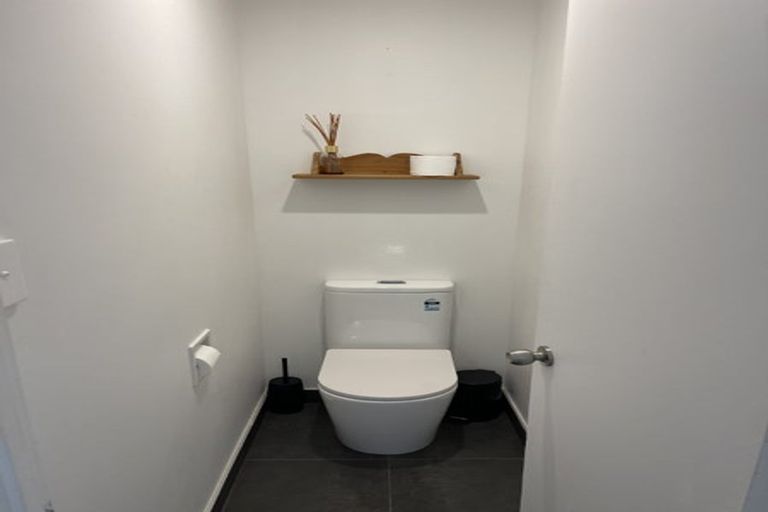 Photo of property in 1/38 Hillcrest Avenue, Hillcrest, Auckland, 0627