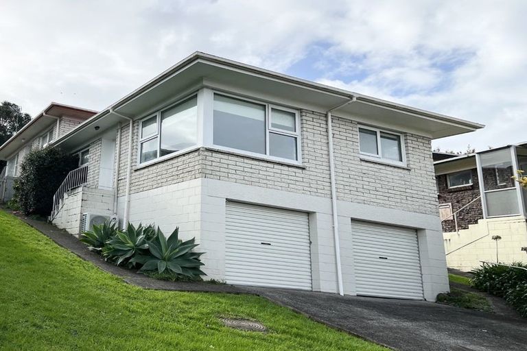 Photo of property in 1/5 Finn Place, Totara Vale, Auckland, 0629