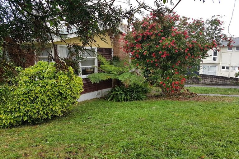 Photo of property in 8 Thomas Avenue, Te Atatu Peninsula, Auckland, 0610