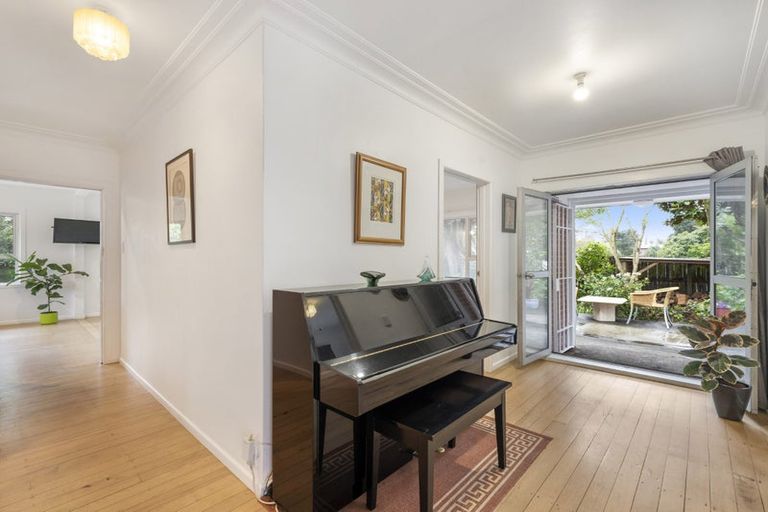 Photo of property in 36 Yeovil Road, Te Atatu Peninsula, Auckland, 0610