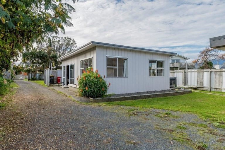 Photo of property in 16 Eruini Street, Waikanae Beach, Waikanae, 5036