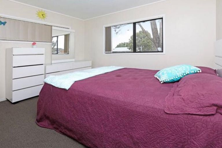 Photo of property in 1/2 Senecio Place, Weymouth, Auckland, 2103