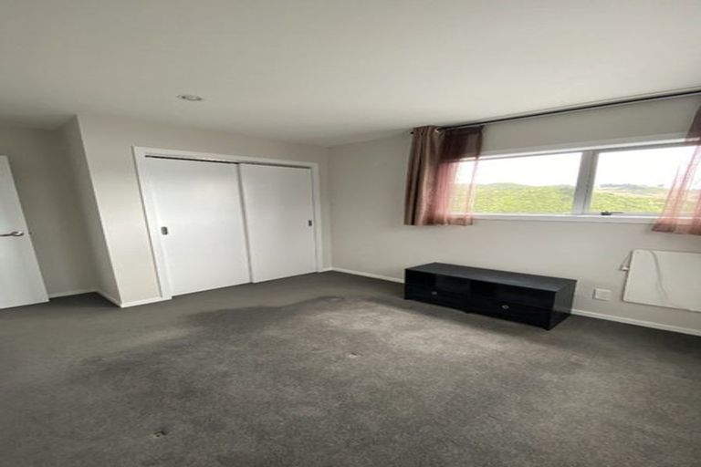 Photo of property in 61 Tamworth Crescent, Newlands, Wellington, 6037