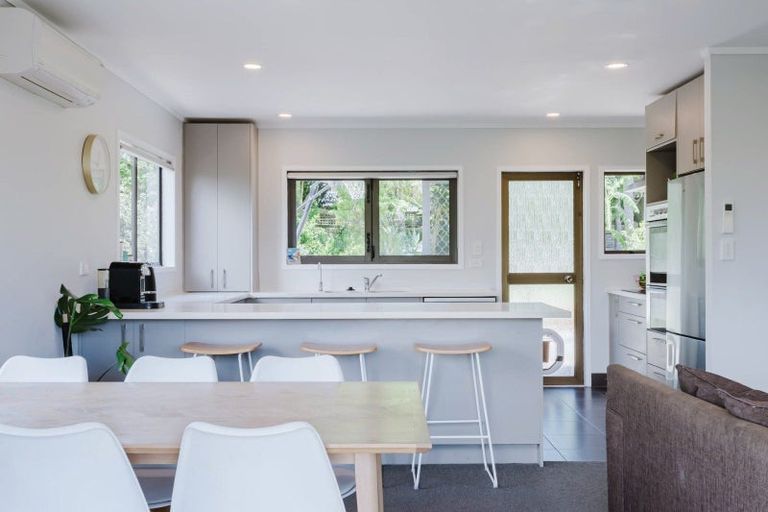 Photo of property in 7 John Dee Crescent, Red Beach, 0932