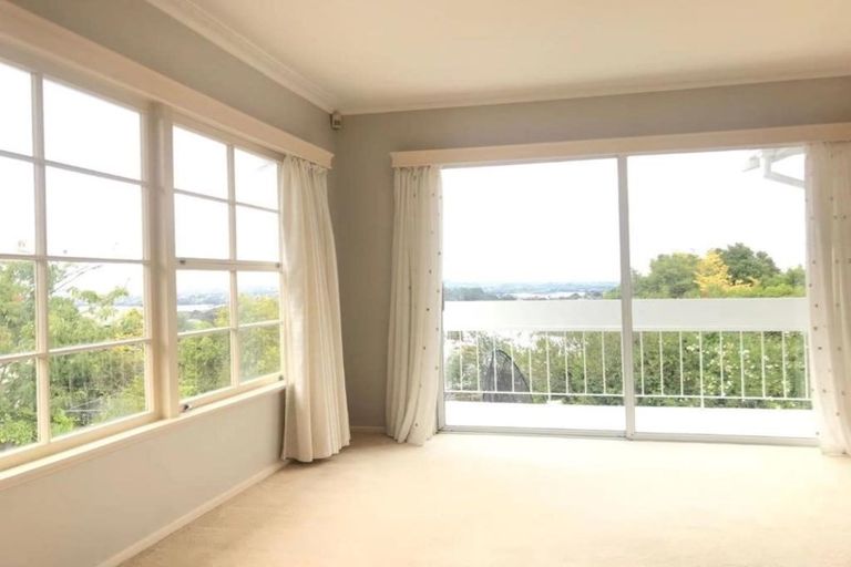 Photo of property in 9 Chelsea View Drive, Chatswood, Auckland, 0626