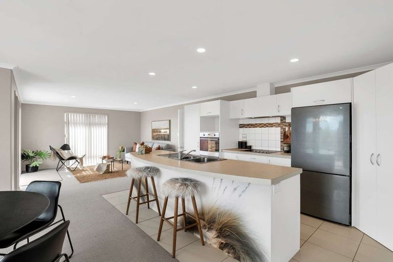 Photo of property in 11 Wai Place, One Tree Point, 0118