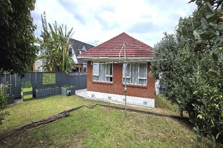 Photo of property in 19 James Evans Drive, Northcote, Auckland, 0627