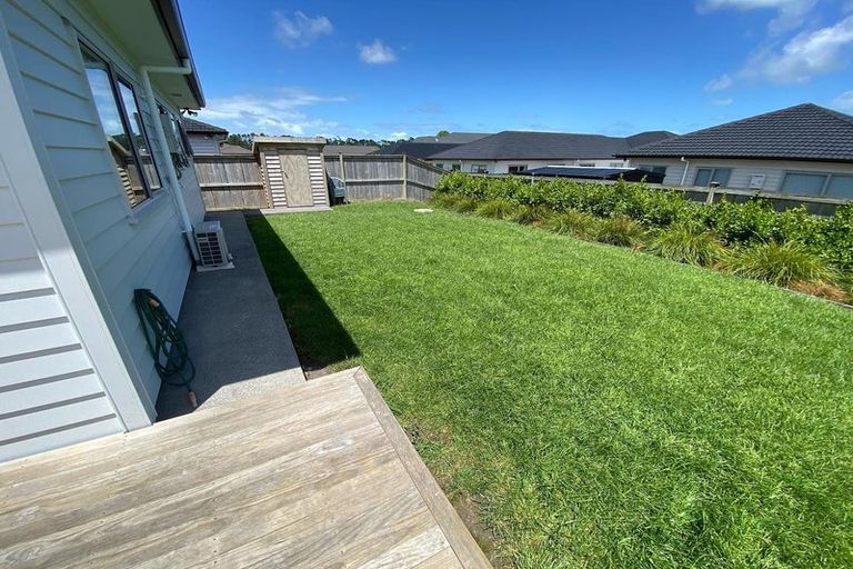 Photo of property in 18 Gilbransen Road, Kumeu, 0810