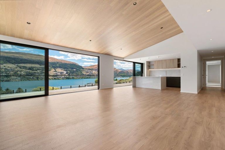 Photo of property in 6 Red Deer Rise, Kelvin Heights, Queenstown, 9300