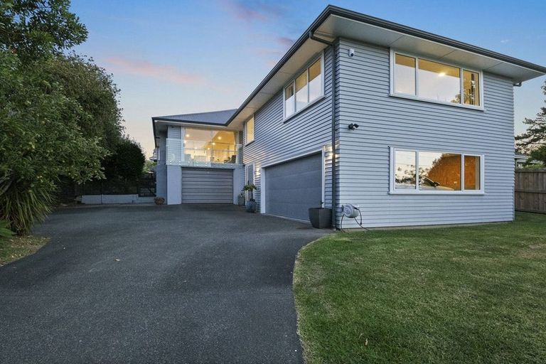 Photo of property in 34 Cliff View Drive, Green Bay, Auckland, 0604
