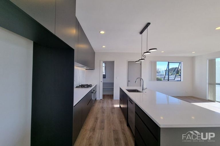 Photo of property in 17a Marina View Drive, West Harbour, Auckland, 0618