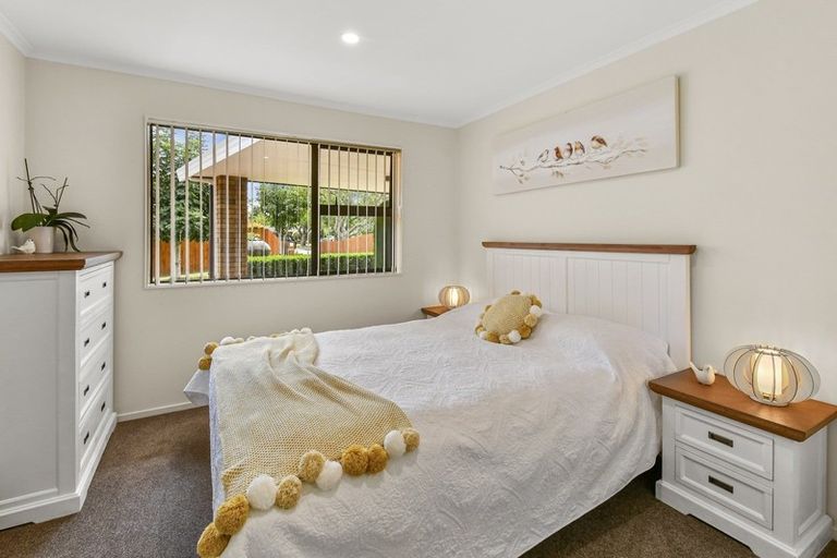 Photo of property in 14 Framalda Place, Conifer Grove, Takanini, 2112