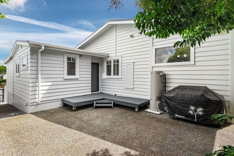 Photo of property in 11 Craigbank Avenue, New Lynn, Auckland, 0600