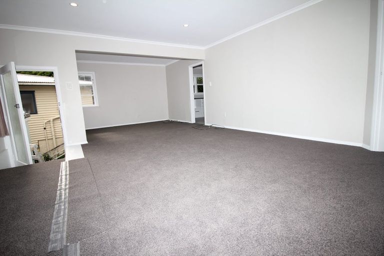 Photo of property in 52 Newlands Road, Newlands, Wellington, 6037