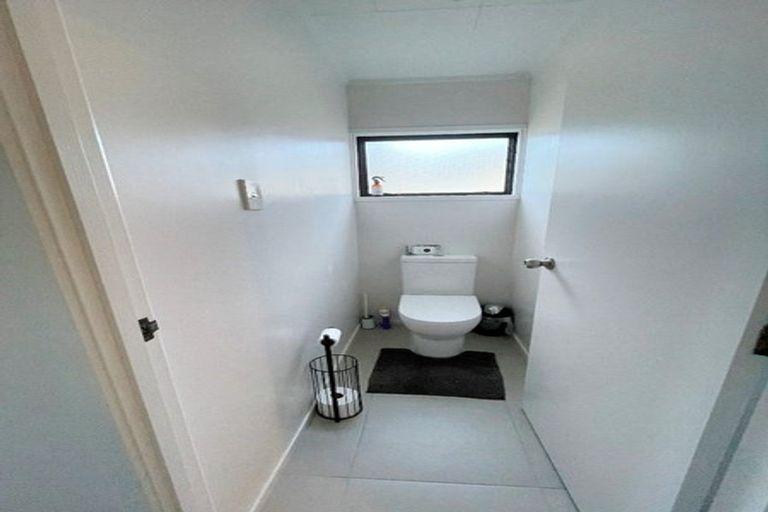 Photo of property in 2/1 Landsdale Place, Massey, Auckland, 0614