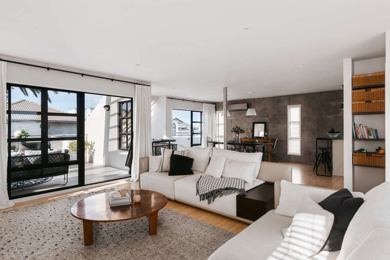 Photo of property in 21a Sunbrae Grove, Mount Maunganui, 3116