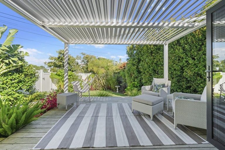 Photo of property in 1/2 Heathcote Road, Castor Bay, Auckland, 0620