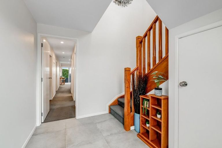 Photo of property in 1/302 Sunset Road, Windsor Park, Auckland, 0632