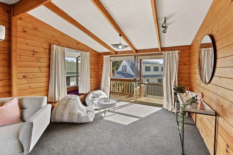 Photo of property in 2/20 Saint Annes Crescent, Wattle Downs, Auckland, 2103