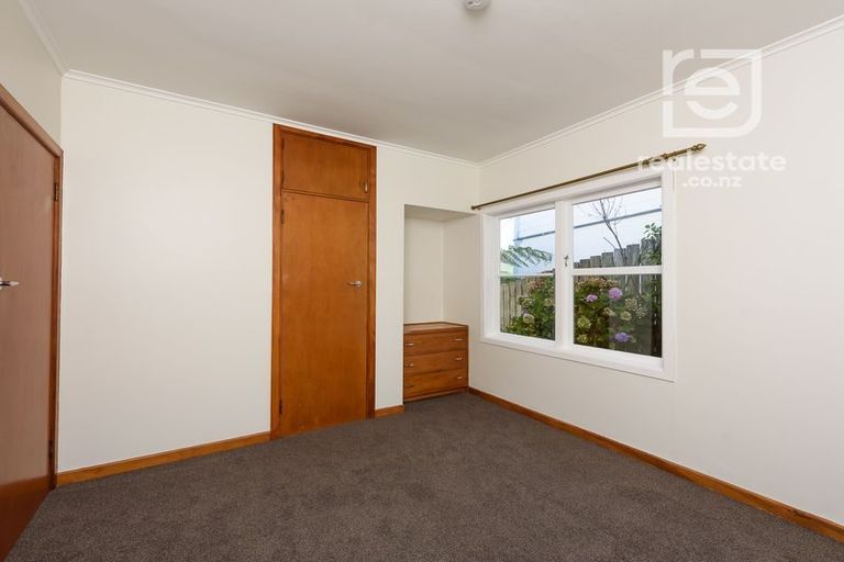 Photo of property in 70 Northland Road, Northland, Wellington, 6012