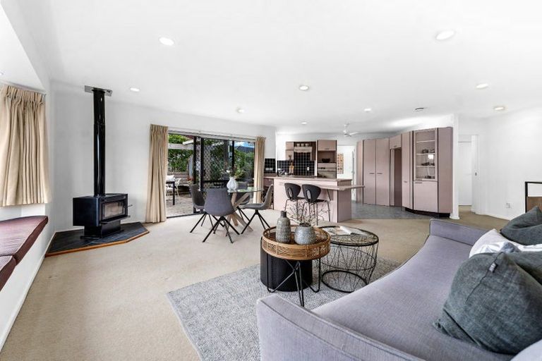 Photo of property in 12 Paradise Place, Pakuranga Heights, Auckland, 2010