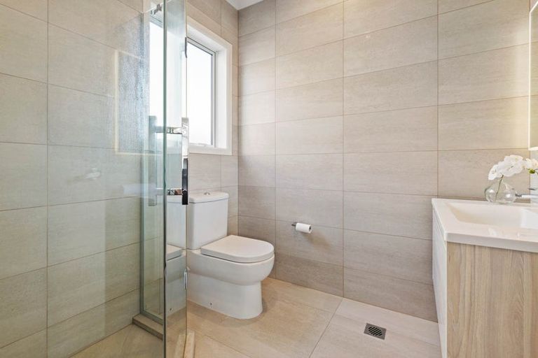 Photo of property in 16a Darren Crescent, Half Moon Bay, Auckland, 2012