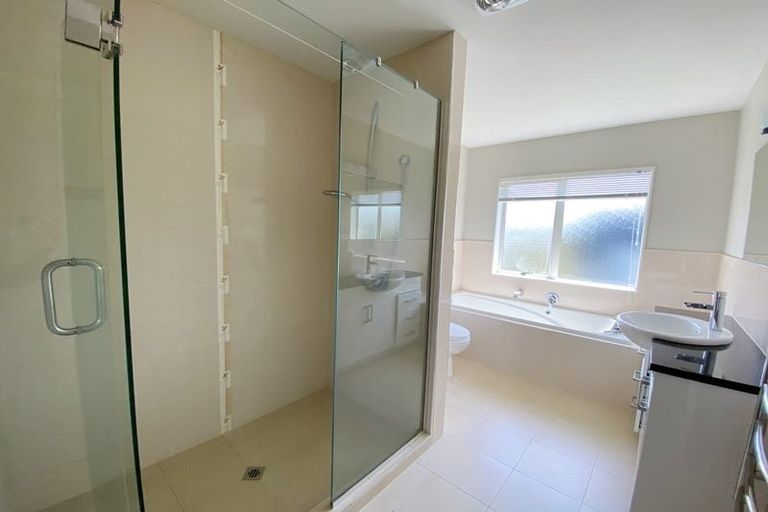Photo of property in 11 Lakeridge Close, Northcross, Auckland, 0632