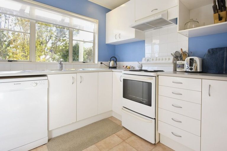 Photo of property in 2/30 Sunset Road, Unsworth Heights, Auckland, 0632